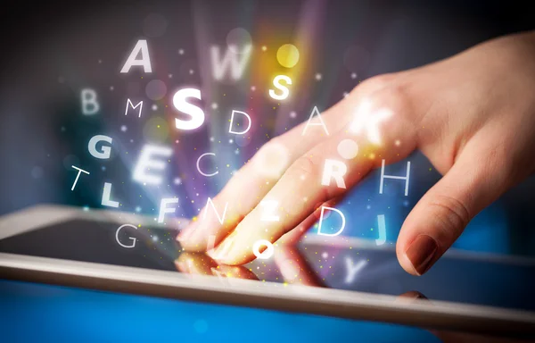 Fingret pekar på TabletPC, bokstäver koncept — Stockfoto