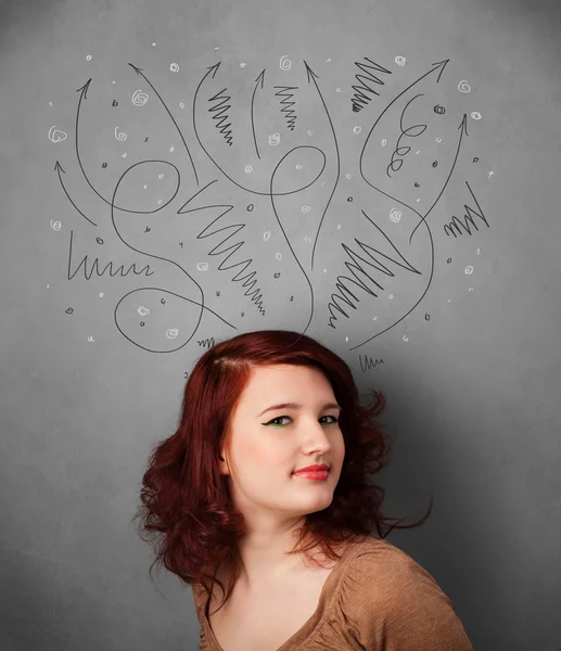 Jovem mulher pensando com flechas sobre a cabeça — Fotografia de Stock