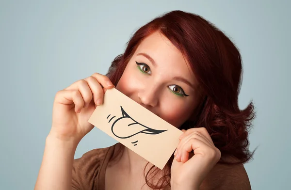 Αρκετά νεαρή κοπέλα που κρατά λευκή κάρτα με χαμόγελο σχεδίασης — Φωτογραφία Αρχείου