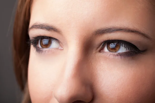 Portrait d'une jolie fille oeil de près — Photo