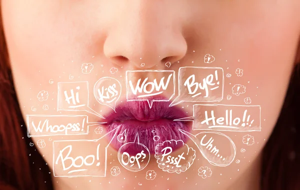 Beyaz baloncuklu güzel kırmızı dudaklar.