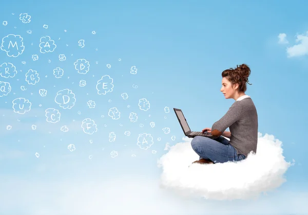 Jonge vrouw zitten in cloud met laptop — Stockfoto