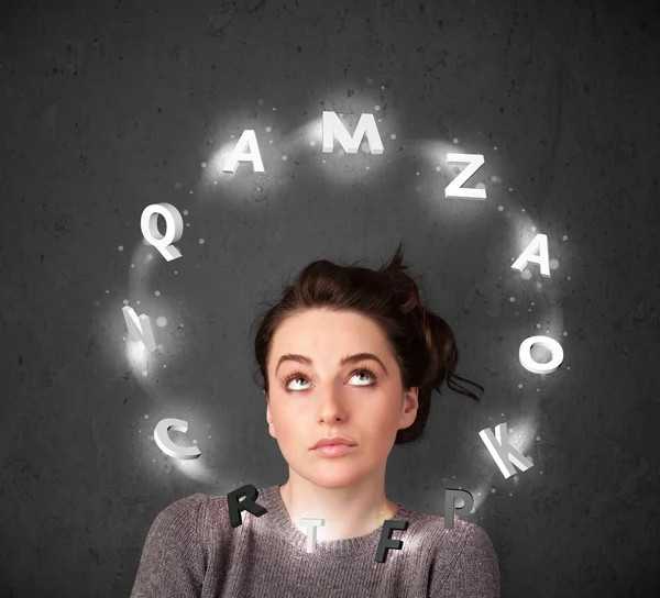 Ung kvinna tänker med brev cirkulation runt hennes huvud — Stockfoto