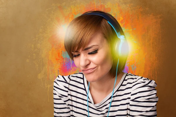 Mujer joven con auriculares escuchando música — Foto de Stock