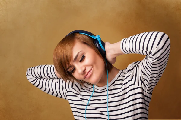 Mujer joven con auriculares escuchando música con espacio para copiar —  Fotos de Stock