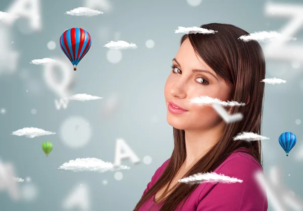 Mooie jonge vrouw met wolken welzijn en gezondheidszorg — Stockfoto