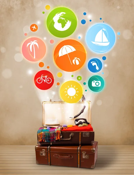Koffer mit bunten Sommer-Ikonen und -Symbolen — Stockfoto
