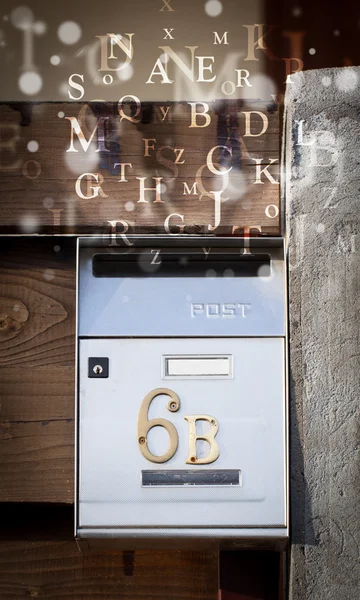 Briefkasten mit Briefen kommt heraus — Stockfoto