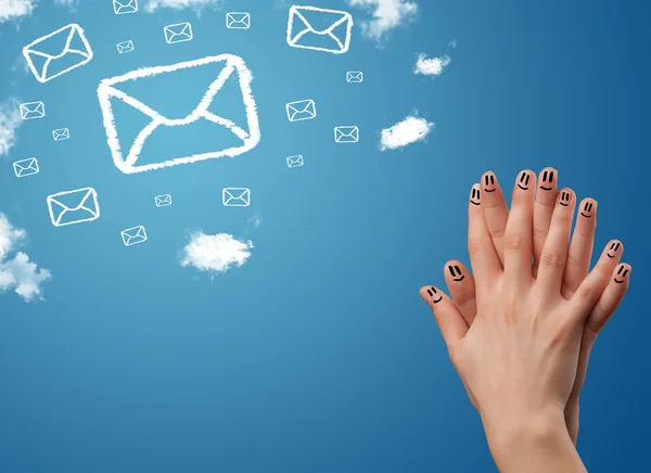 Szczęśliwe uśmiechnięte palce patrząc na ikony poczty wykonane z chmur — Zdjęcie stockowe