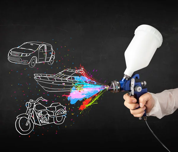 Hombre con aerografo pintura en aerosol con el coche, barco y motocicleta dibujar — Foto de Stock