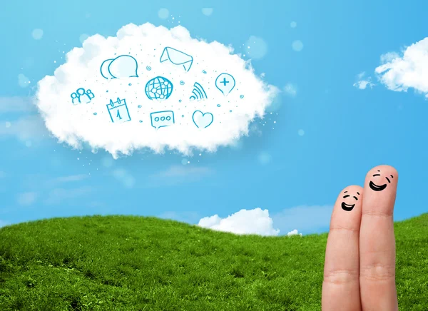 Heureux doigts souriants regardant nuage avec des icônes sociales bleues et — Photo