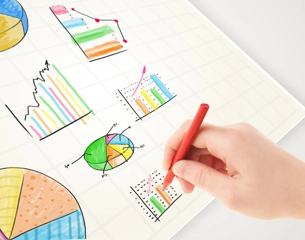 Zakelijke persoon tekening kleurrijke grafieken en pictogrammen op papier — Stockfoto