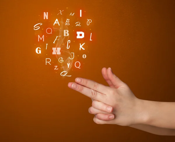 Lettere che escono da mani a forma di pistola — Foto Stock