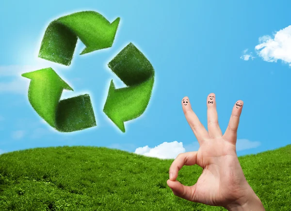 Χαρούμενα χαμογελαστά δάχτυλα κοιτάζοντας πράσινη πινακίδα ανακύκλωσης φύλλων — Φωτογραφία Αρχείου