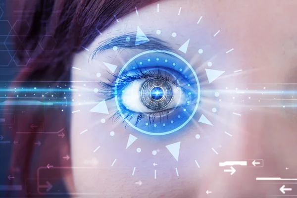 Teknolji gözlü siber kız mavi irisi inceliyor. — Stok fotoğraf
