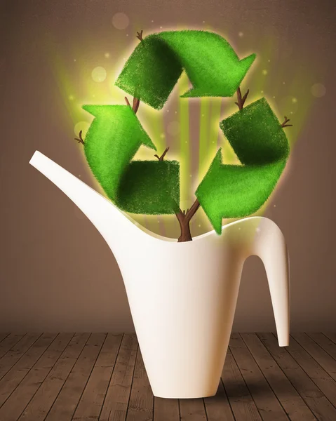 Вывеска "Recycle" растет из цветочного горшка — стоковое фото