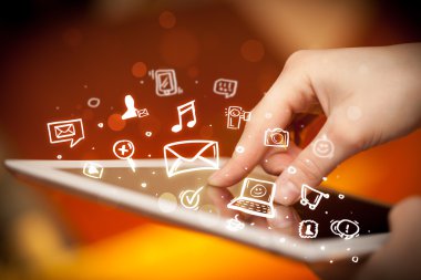 Tablet bilgisayarı üzerinde parmak işareti, sosyal medya kavramı