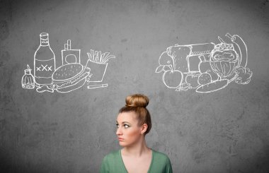 sağlıklı ve sağlıksız gıdalar arasında duran kadın