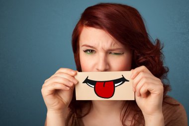 komik smiley ile kart tutan mutlu güzel kadın