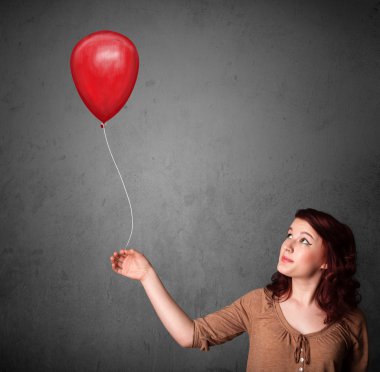 Kırmızı balon tutan kadın