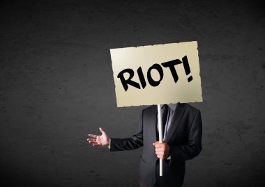 İş adamı protesto işareti tutuyor.