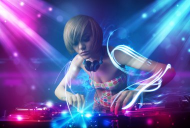 karıştırma müzik güçlü ışık efektleri ile enerjik dj kız