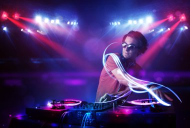 DJ sahnede ışık efektleri ile müzik çalma