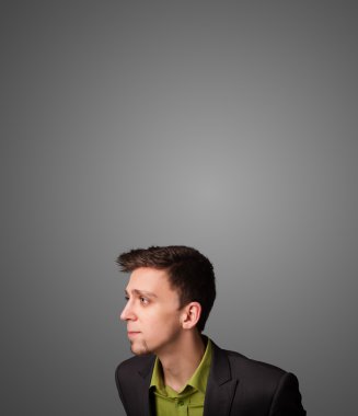 düşünceli genç işadamı kopya alanı ile el hareketi