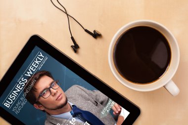 tablet pc dergi bir d üzerinde kahve ile ekranda gösterilen