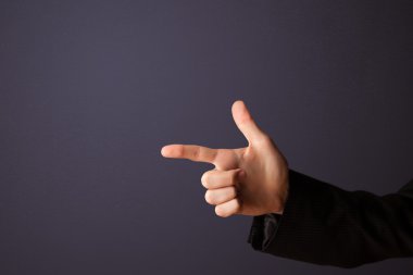 Silah şeklinde erkek eli.