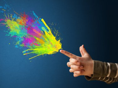 Silah şeklindeki ellerden renkli sıçramalar geliyor.