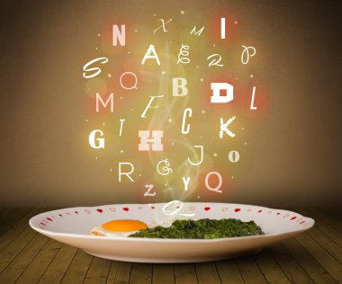 Tahtada renkli harflerle taze aşçı yemeği.