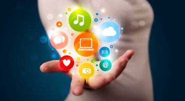 genç kadın renkli teknoloji simgeler ve semboller