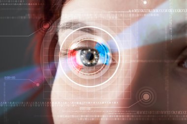 Teknisyen gözlü bir siber kadın.