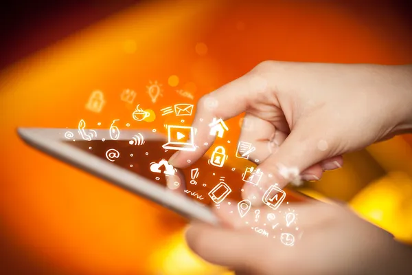 Tablet bilgisayarı üzerinde parmak işareti, sosyal medya kavramı — Stok fotoğraf