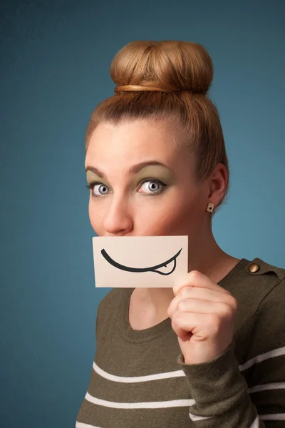 Menina bonita segurando cartão branco com desenho de sorriso — Fotografia de Stock