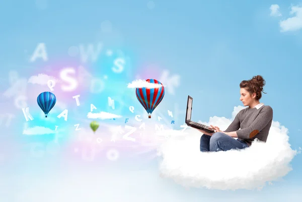 Jonge vrouw zitten in cloud met laptop — Stockfoto