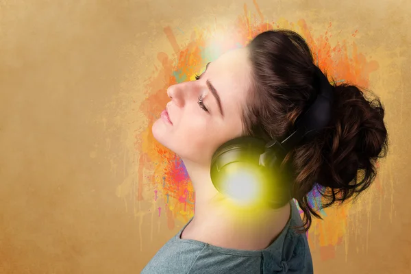 Young woman with headphones listening to music — Stock Photo, Image