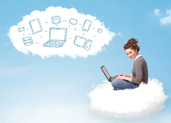 Ung kvinna sitter i molnet med bärbar dator — Stockfoto