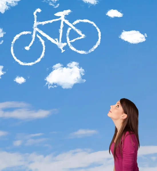 Meisje kijkend naar fiets wolken op blauwe hemel — Stockfoto