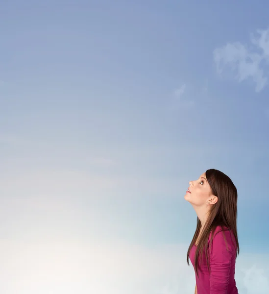 Menina olhando para o céu azul copyspace — Fotografia de Stock