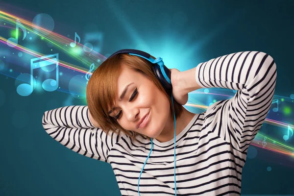 Young woman listening to music with headphones — Stock Photo, Image