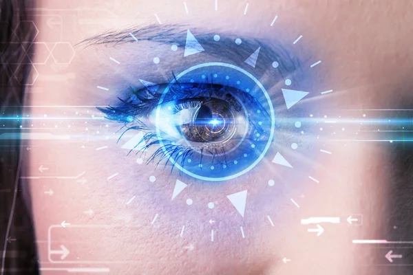 Teknolji gözlü siber kız mavi irisi inceliyor.
