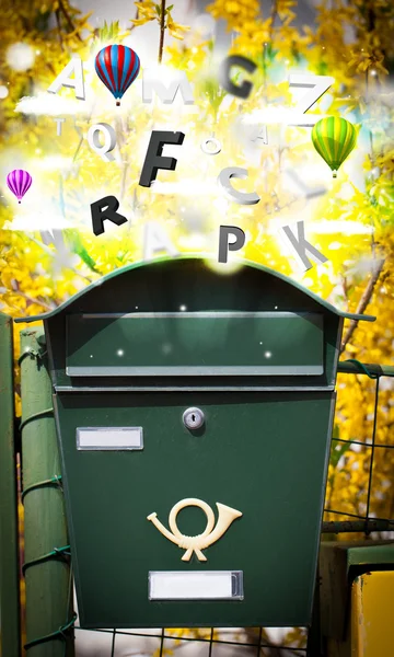 Почтовый ящик с красочными буквами — стоковое фото