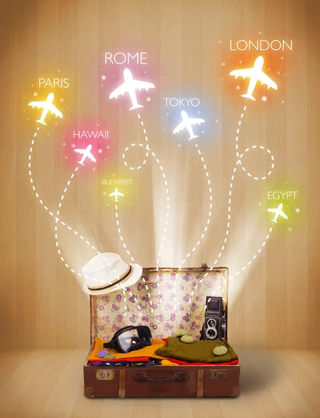 Reisepose med klær og fargerike fly som flyr ut – stockfoto