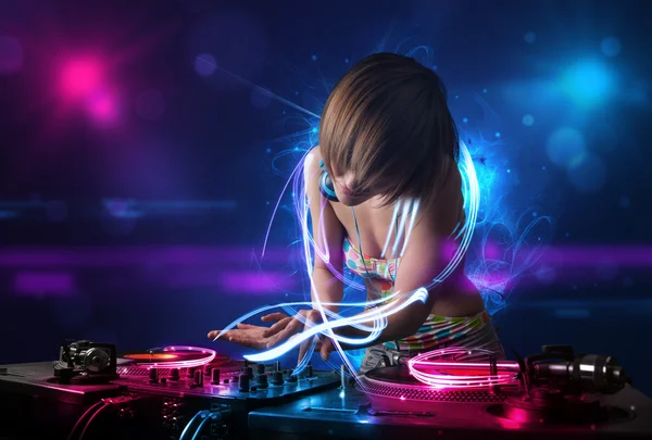 Disc jockey riproducendo musica con effetti di luce elettrica e luci — Foto Stock