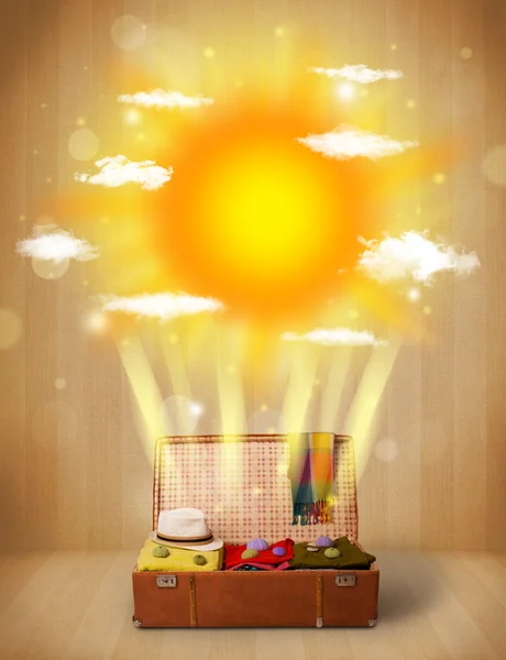 夏雲や観光バッグと明るい太陽の下 — ストック写真