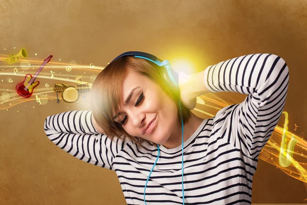 Молодая женщина с наушниками, слушая музыку — стоковое фото