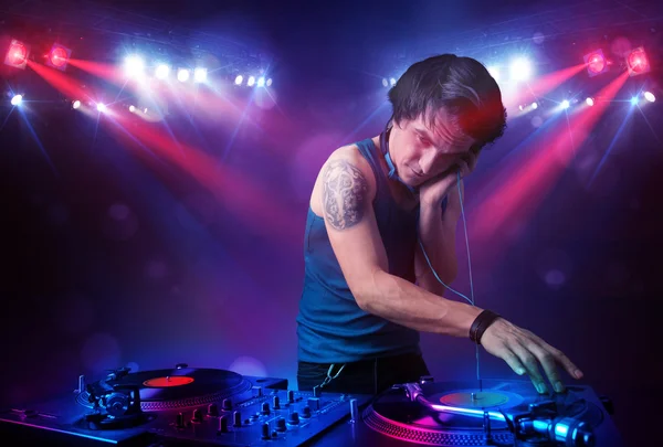 Tiener dj mixen records voor een menigte op het podium — Stockfoto