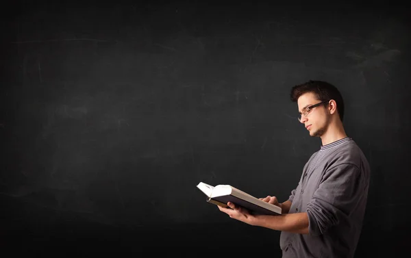 Joven leyendo un libro — Foto de Stock